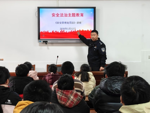   社区民警到学校讲解新《治安管理处罚法》